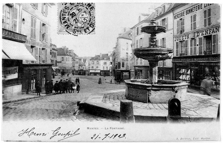 La fontaine sur la place de l'hôtel-de-ville. (Région Ile-de-France. Fonds CREDOP). Carte postale.