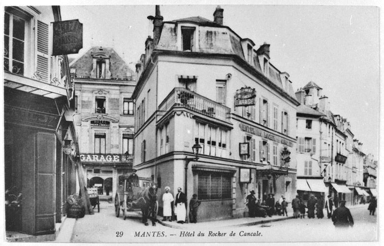 La rue Nationale et l'ancien hôtel du Rocher de Cancale. (Région Ile-de-France. Fonds CREDOP). Carte postale.