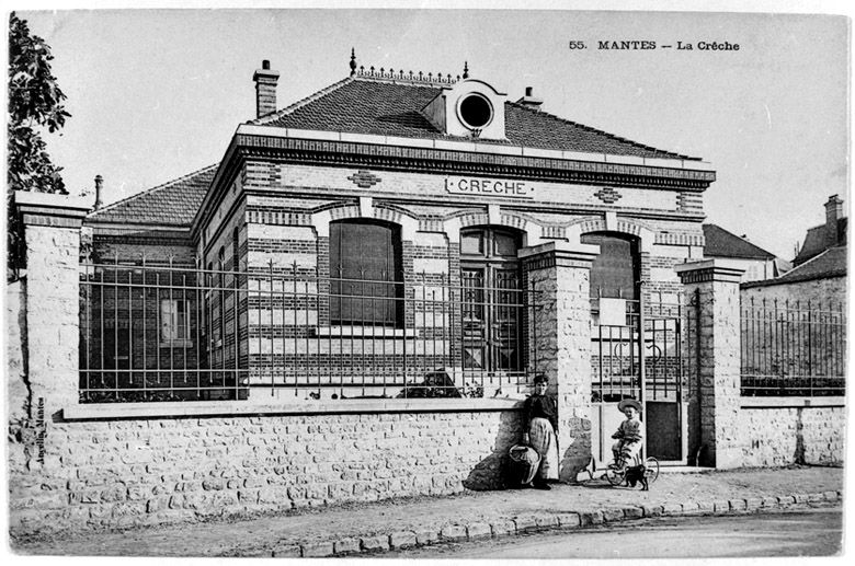 La crèche, située rue Castor et détruite en 1944. (Région Ile-de-France. Fonds CREDOP). Carte postale.