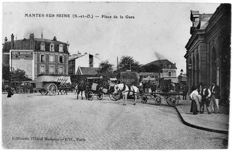 La place de la gare. (Région Ile-de-France. Fonds CREDOP). Carte postale.