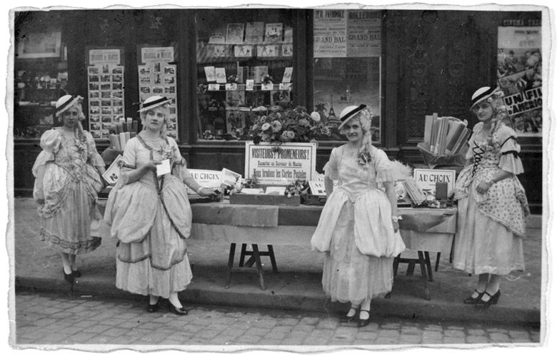 Braderie de cartes postales. (Région Ile-de-France. Fonds CREDOP). Carte postale.