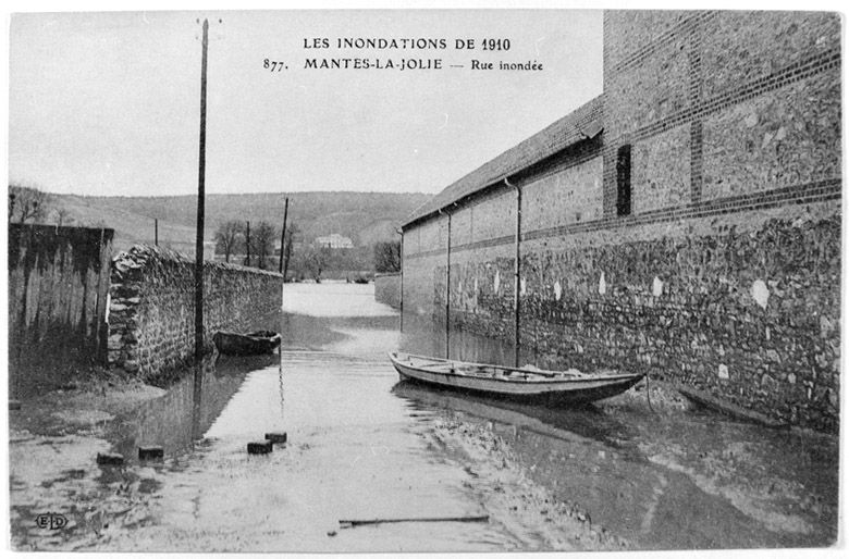 La crue de 1910 à Mantes. (Région Ile-de-France. Fonds CREDOP). Carte postale.