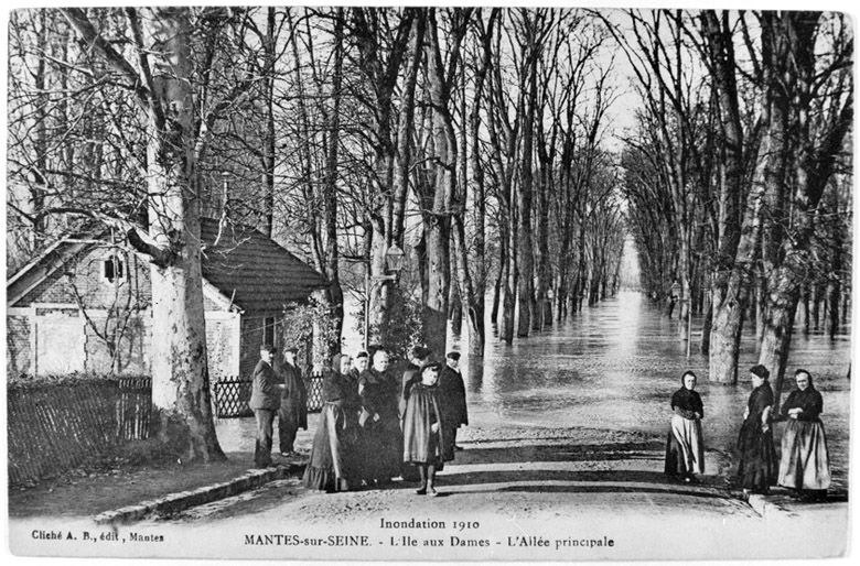 La crue de 1910 : l'île aux Dames. (Région Ile-de-France. Fonds CREDOP). Carte postale.