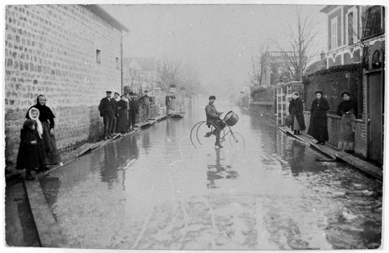 La crue de 1910. (Région Ile-de-France. Fonds CREDOP). Carte postale.