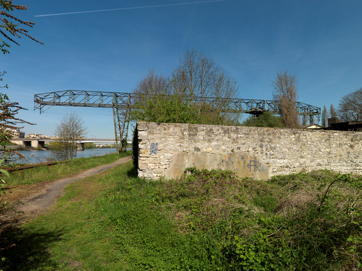 L'île aux dames : vue du pont transbordeur, actuellement à l'abandon.