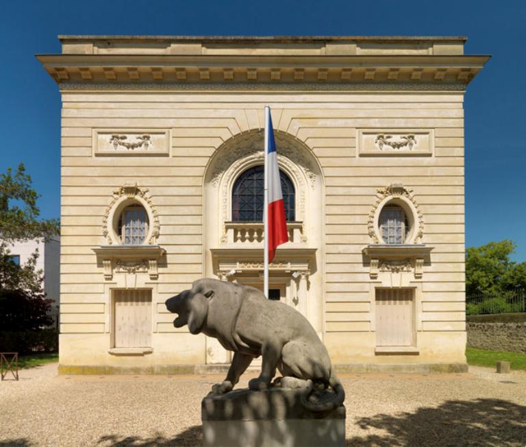 La façade sur rue et la cour qui la précède.