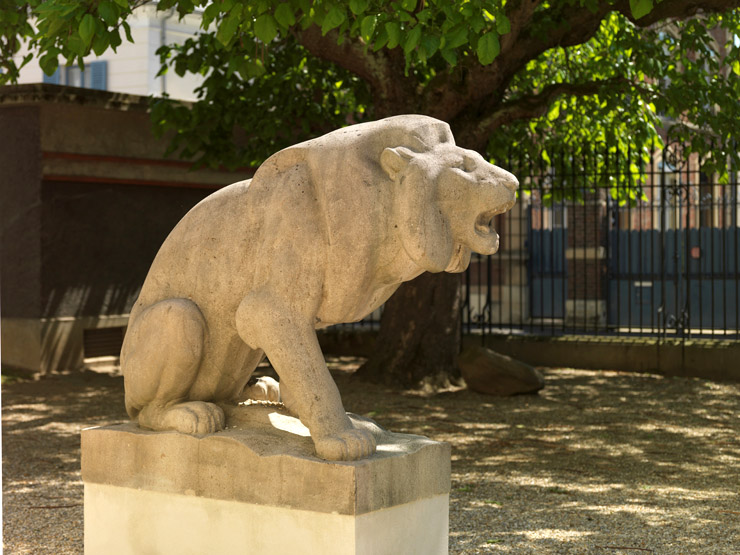 Statue de lion au devant de la façade sur rue. Elle est l'oeuvre du sculpteur Mantais Robert Husset. 