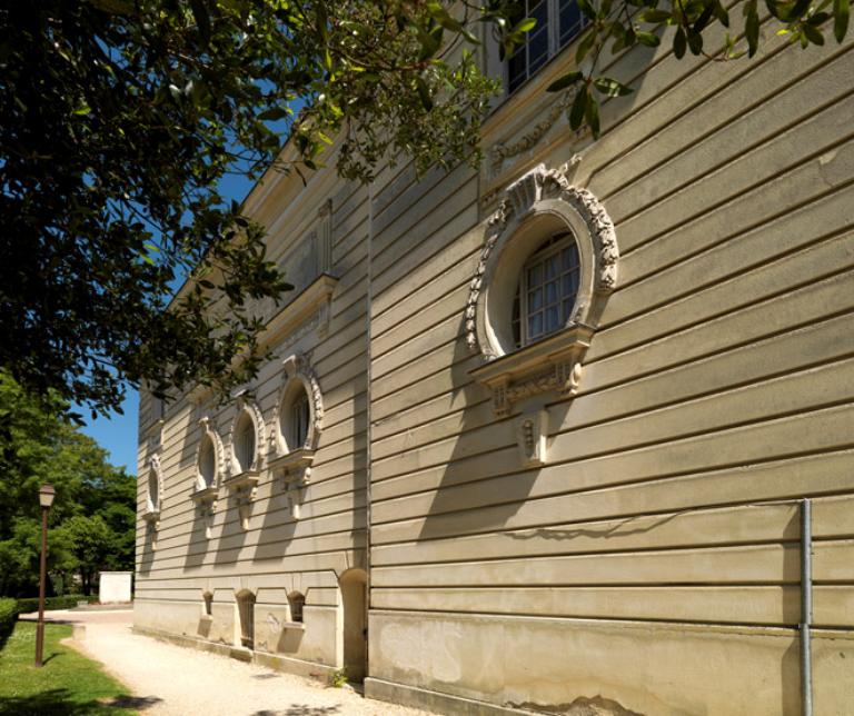 Vue de la façade latérale est.