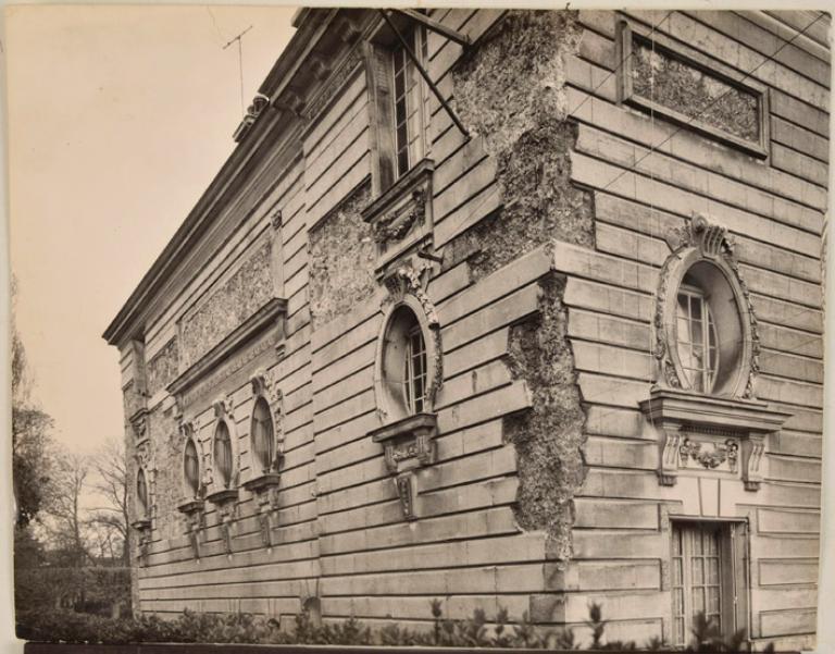 État de la façade latérale avant restauration. (AM Mantes-la-Jolie 2 Fi 35)