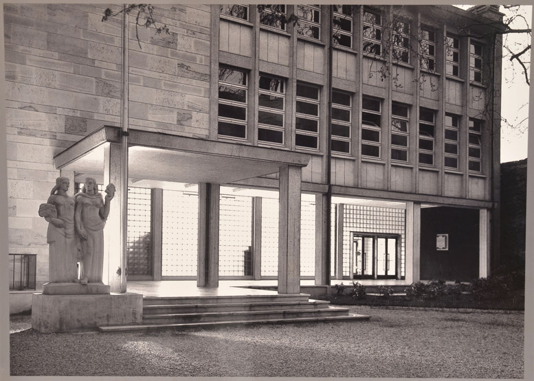 Le groupe sculpté en place devant l'hôtel-de-ville. (Archives municipales, Fonds Bertin).
