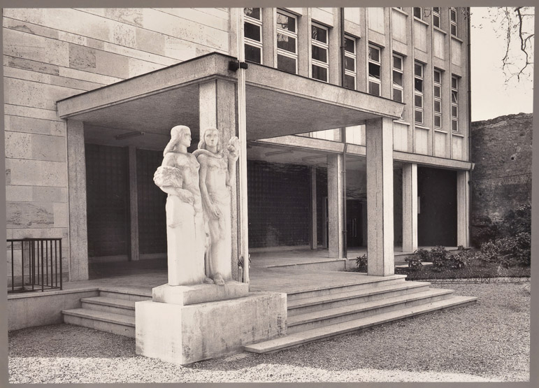 Cette sculpture devant l'hôtel-de-ville illustrait la fusion de Mantes et de Gassicourt réalisée en 1930.