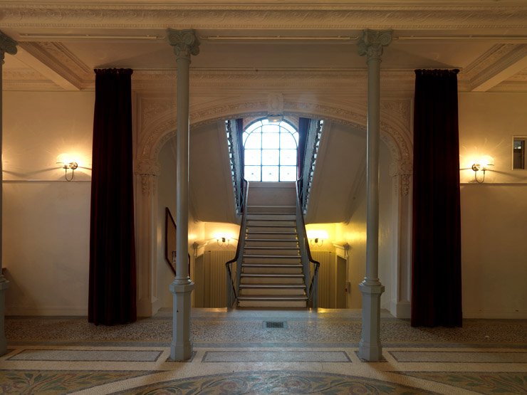 Vue de la volée centrale de l'escalier prise depuis le hall central.