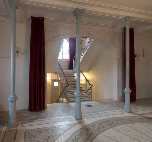 Le hall central et les colonnettes de fonte soutenant la galerie.