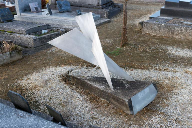 Vue de la tombe de Dominique Zimbacca, dessinée par lui-même, dans le cimetière de Tourouvre (Orne).