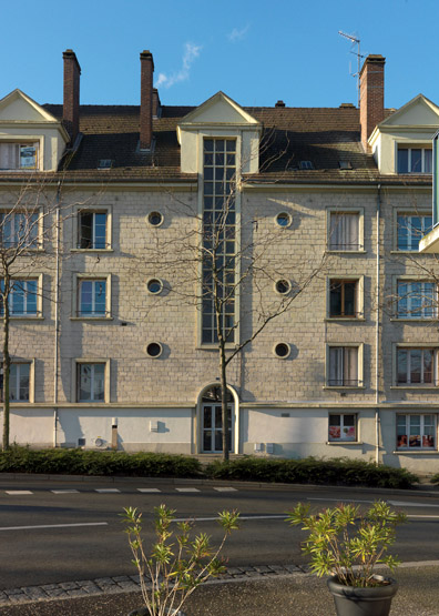 La façade du côté Seine est marquée par cette travée d'escalier.