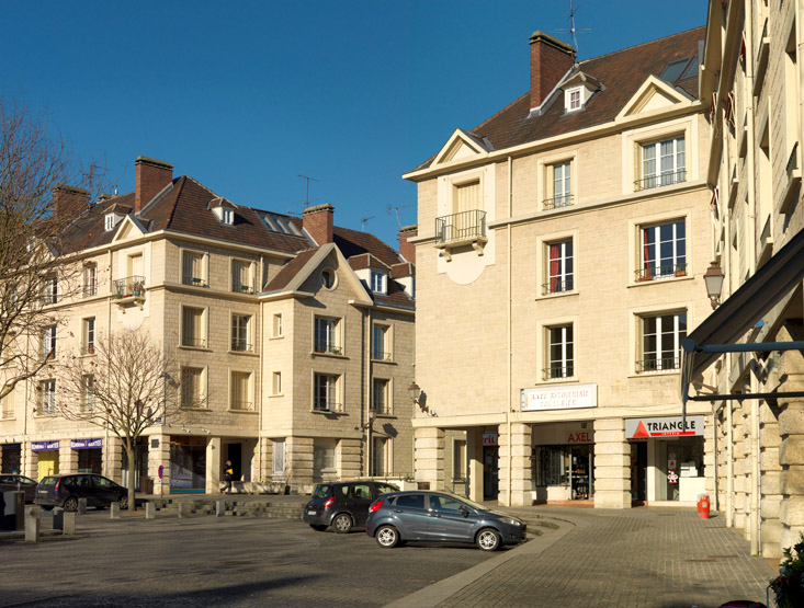 Les deux bâtiments de la place en vis-à-vis. On aperçoit l'avant corps latéral à fronton qui permet de faire la transition entre la façade sur la place et celle sur l'arrière plus basses en raison de la dénivellation.