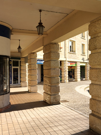 Comme le prévoyait le conseil municipal, les boutiques exposées au sud sont protégées par un "portique commerçant".