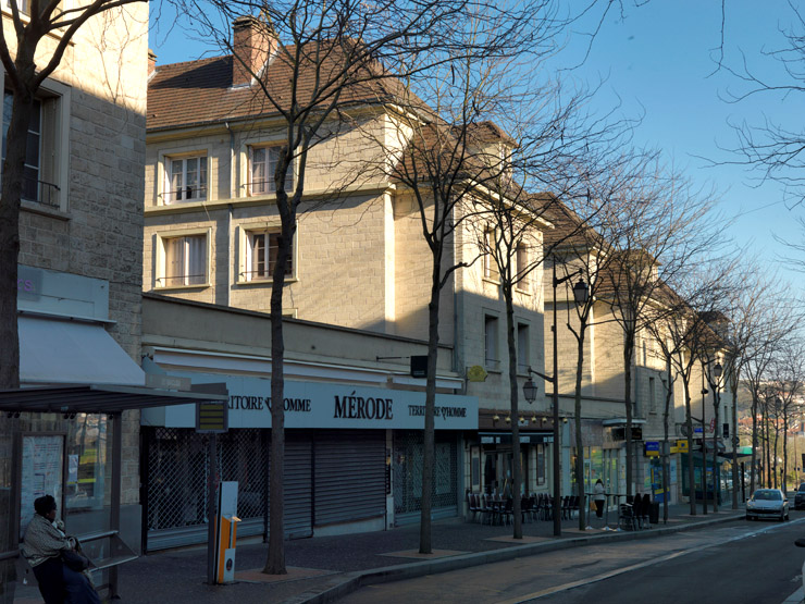 Les immeubles sur la rue Nationale sont placés perpendiculairement à celle-ci. Ils sont reliés par des échoppes en rez-de-chaussée. 