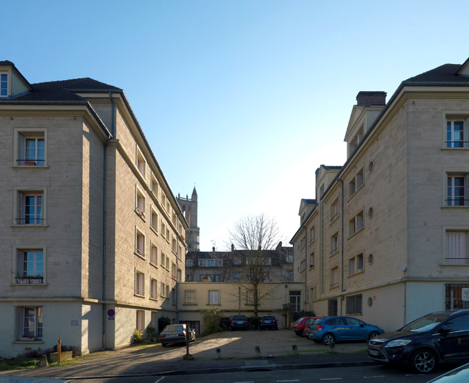 La façade arrière des immeubles et des échoppes qui les relient. Le principe de l'îlot ouvert est ici appliqué.