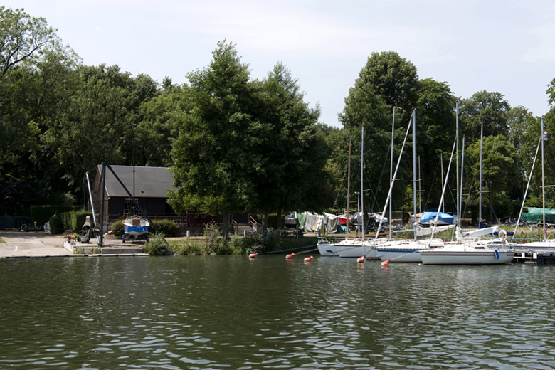 Vue du club nautique sur l'île aux Dames. 