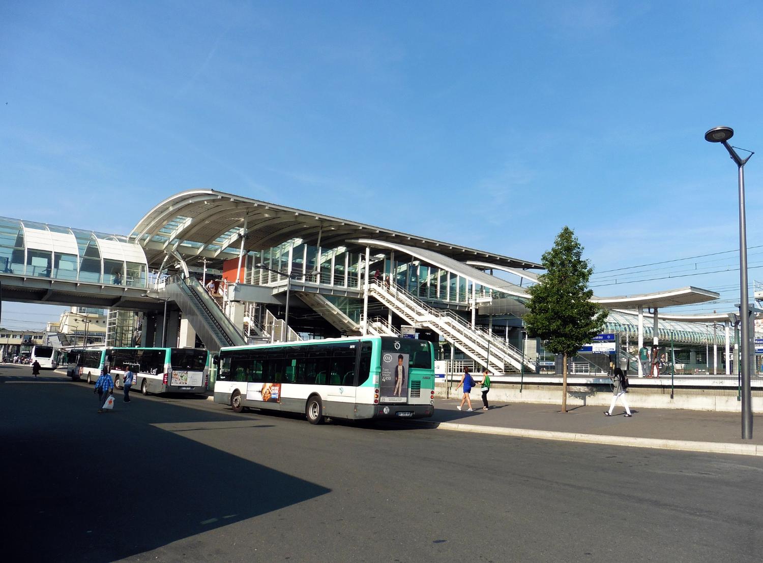 Massy, la passerelle vitrée dite "du Lien", franchissant les voies ferrées et reliant les quartiers de Massy Atlantis et Massy Vilmorin. 
