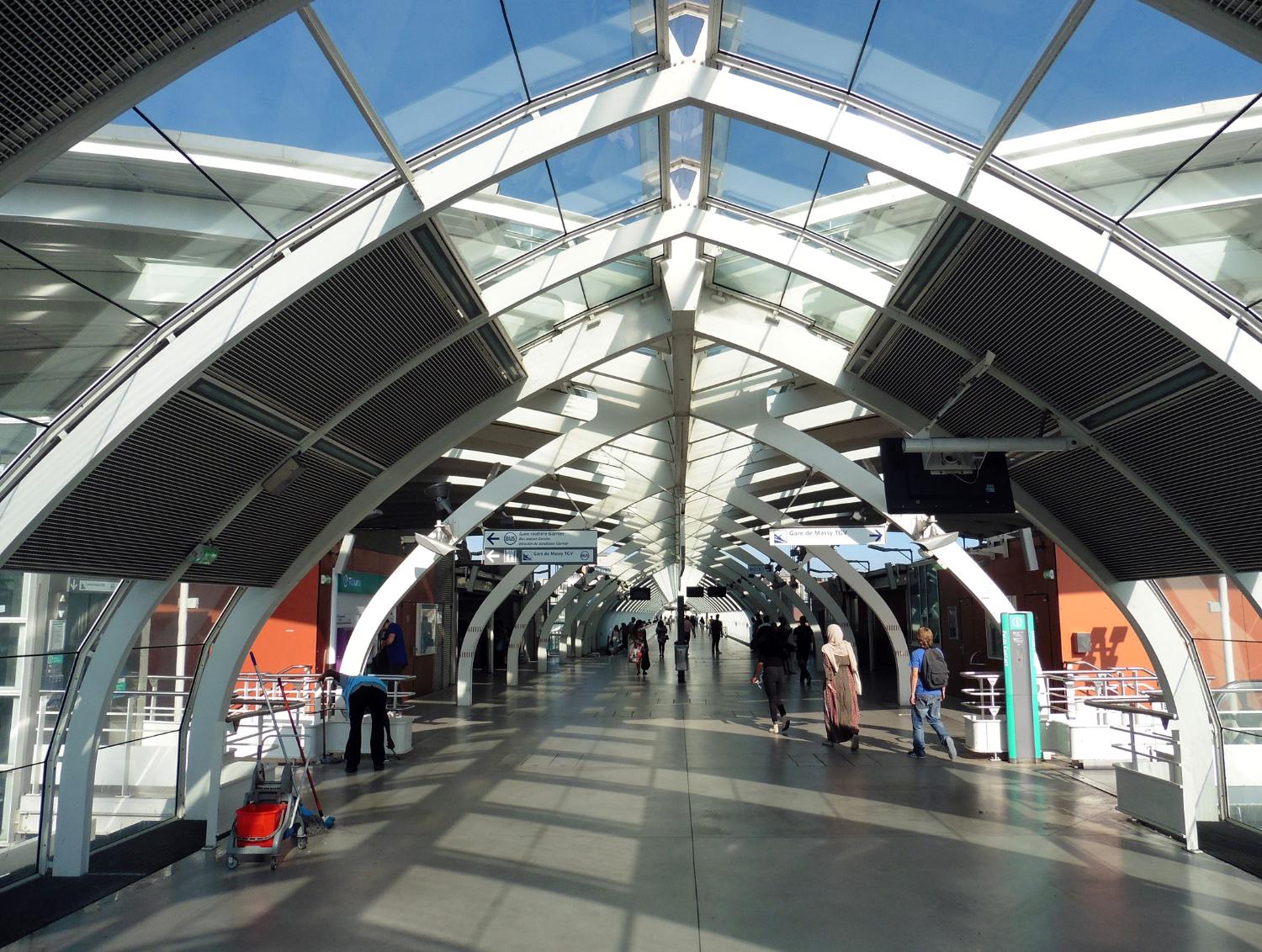 Massy, la passerelle du Pôle des Gares (vue intérieure). 