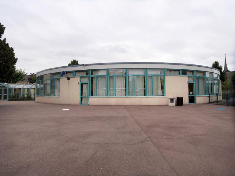 Vue générale de l'école et de sa rotonde. 