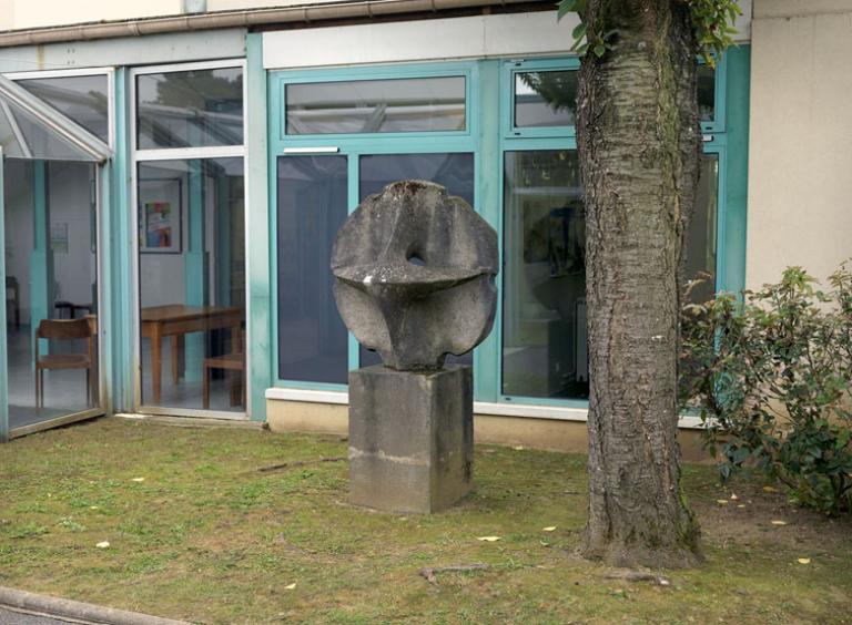 Vue générale de l'une des sculptures réalisées pour le groupe scolaire en 1957, au titre du 1 % artistique, par Karl-Jean Longuet et Simone Boisecq : le Soleil. 