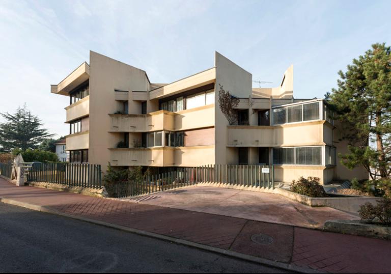 Vue latérale de la façade. 