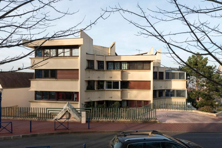 Vue frontale de la façade. 