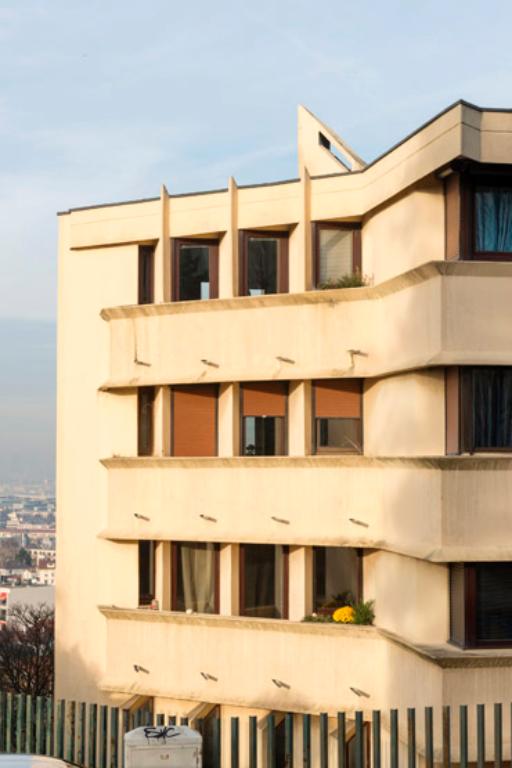 Vue rapprochée de la partie gauche de la façade. 