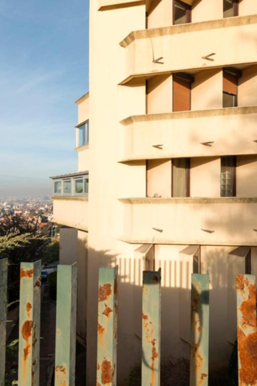 Vue rapprochée de la façade prise du côté gauche. 