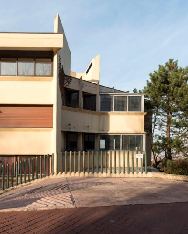 Vue rapprochée de la façade côté droit. 