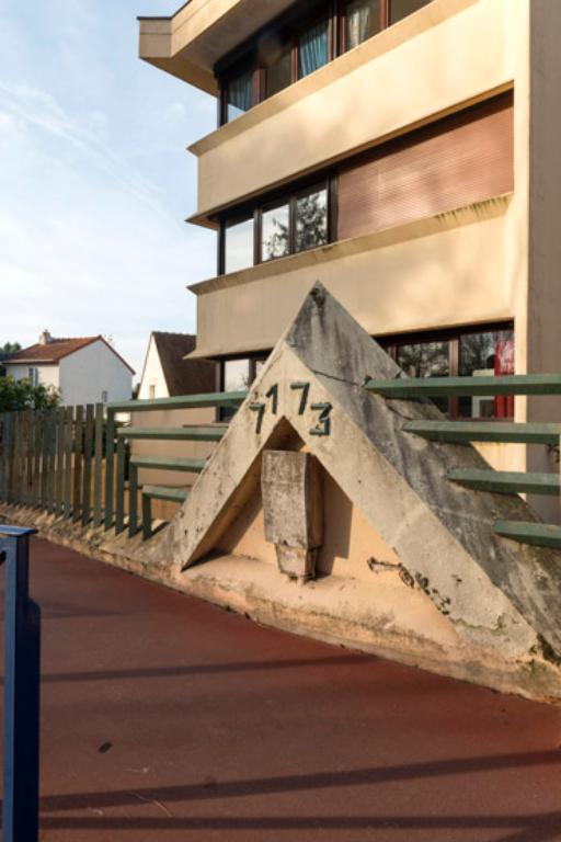 Vue latérale de l'élément portant le numéro de la rue. 