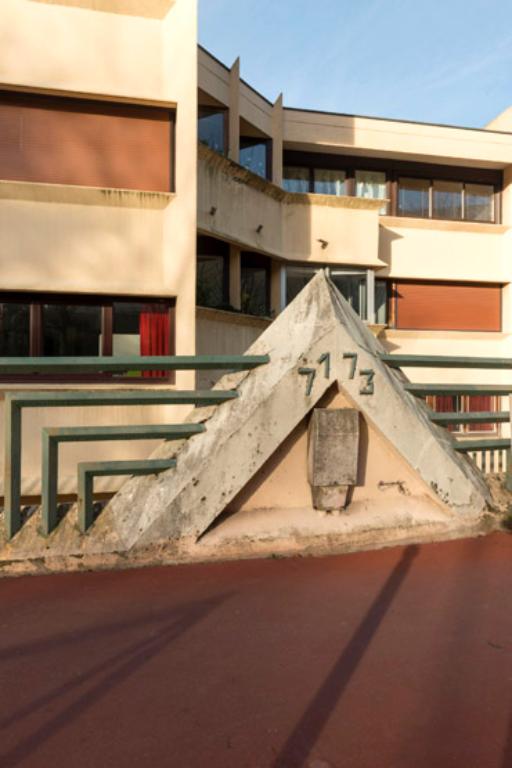 Vue frontale de l'élément portant le numéro de la rue. 