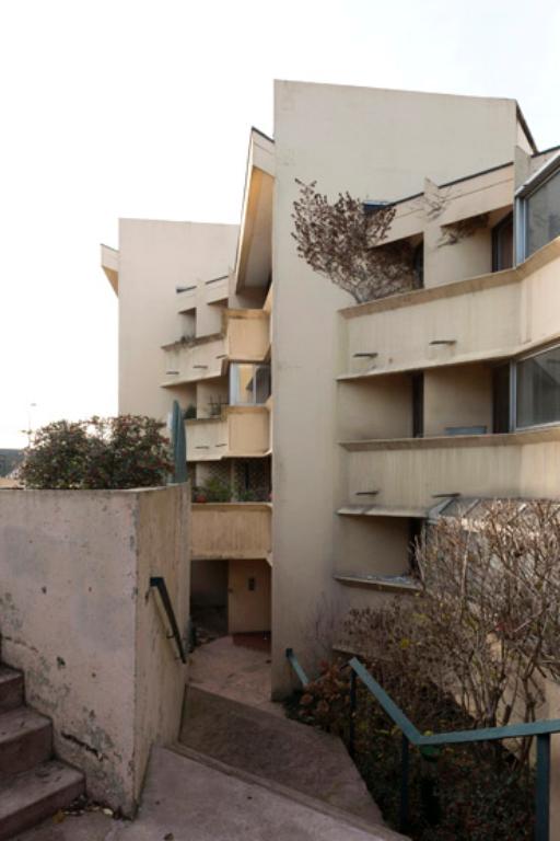 Vue de l'escalier menant à l'entrée de l'immeuble. 