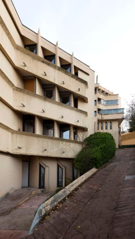 Vue latérale de l'immeuble prise en contre plongée. 