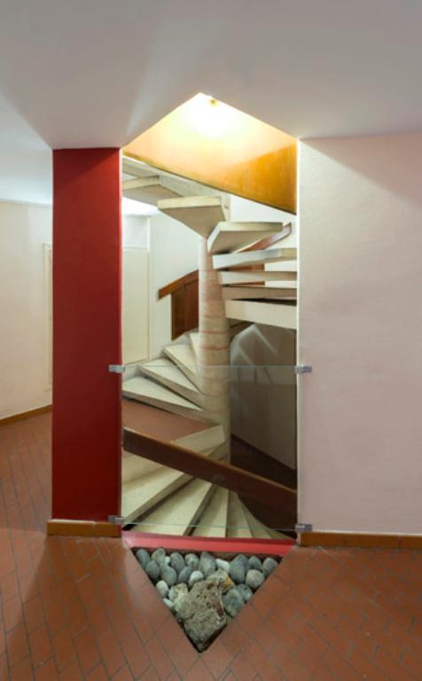 Vue de l'escalier intérieur prise depuis le hall d'entrée. 
