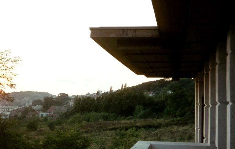 Vue ancienne prise depuis la terrasse arrière de la maison. 