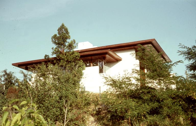 Vue ancienne de la maison prise côté jardin. 