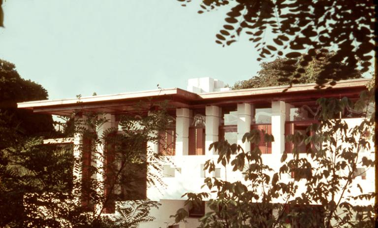 Vue ancienne de la façade côté jardin. 