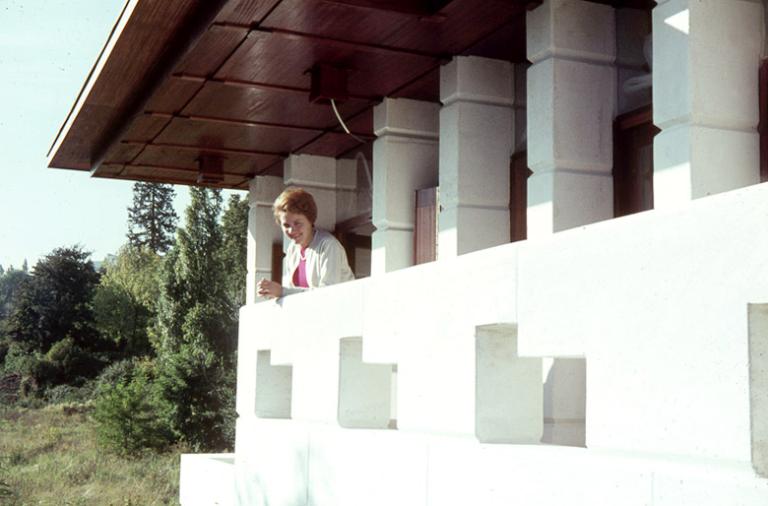 Vue ancienne de la terrasse et de l'avancée du toit. 
