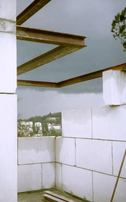 Vue ancienne prise de l'intérieur du chantier. 
