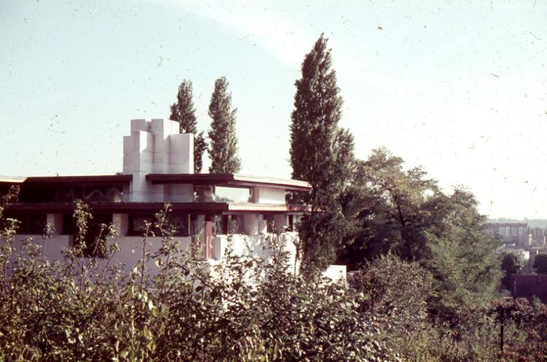 Vue ancienne d'une façade latérale et de la cheminée. 