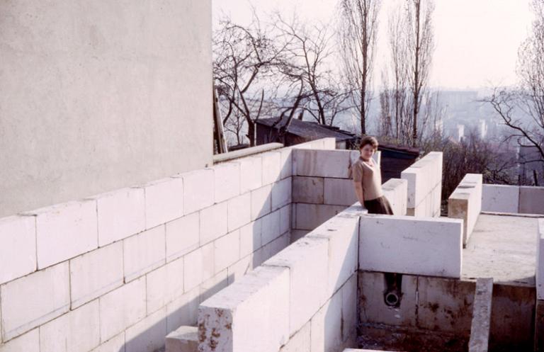 Vue ancienne du chantier et des parpaings de Siporex. 