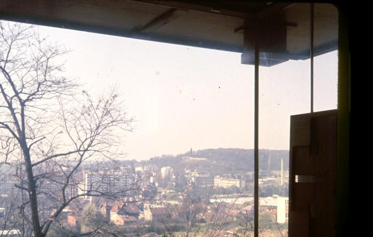 Vue ancienne prise depuis l'intérieur de la maison. 