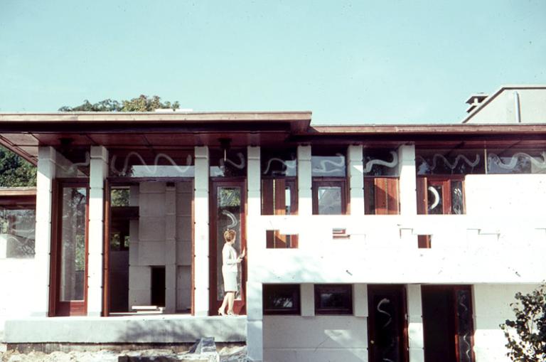 Vue ancienne générale de la façade côté jardin. 