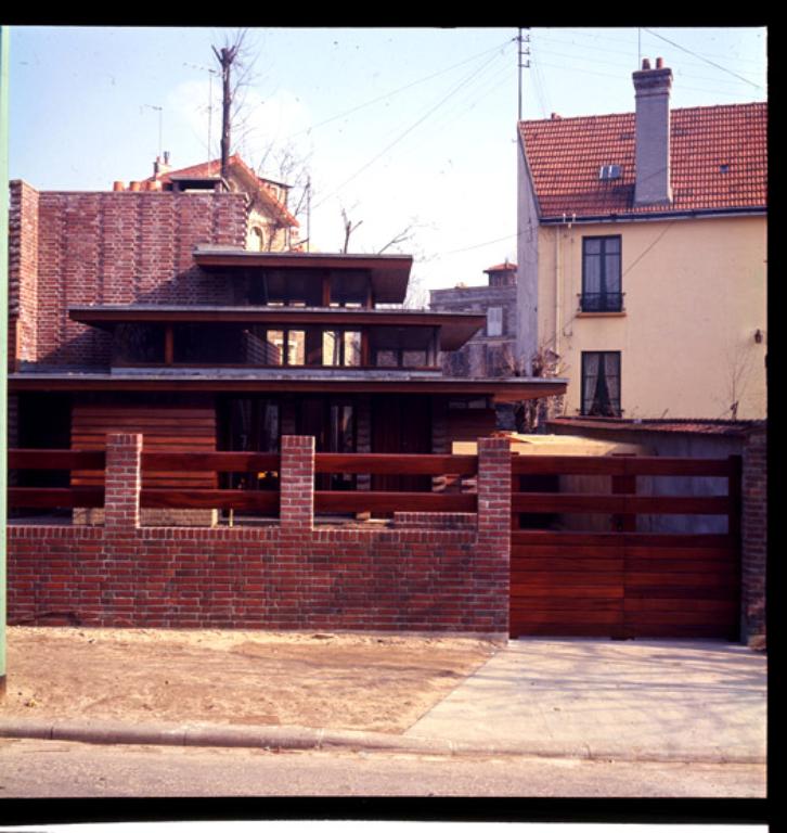 Vue ancienne de la façade de la Villa de Saint Maur, côté rue. 