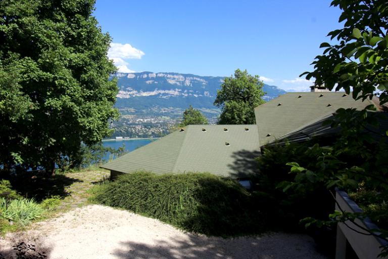 Vue rapprochée d'une partie de la toiture. 