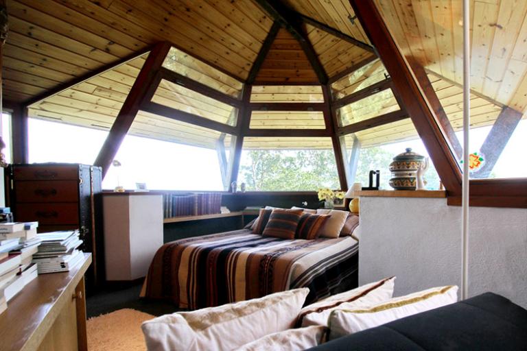 Vue d'une chambre située dans les pavillons latéraux. 